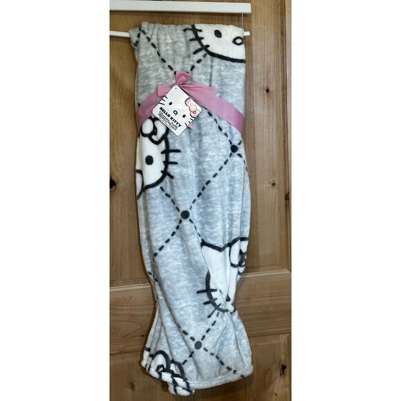 Hello Kitty Grey Diamond Plush Throw Blanket Sanrio 60 x 70 Inches NWT - Picture 1 of 4
